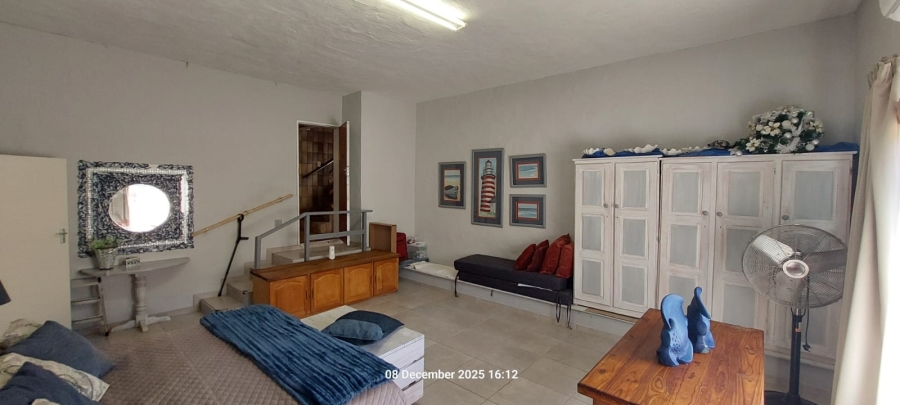 6 Bedroom Property for Sale in Wavecrest Eastern Cape